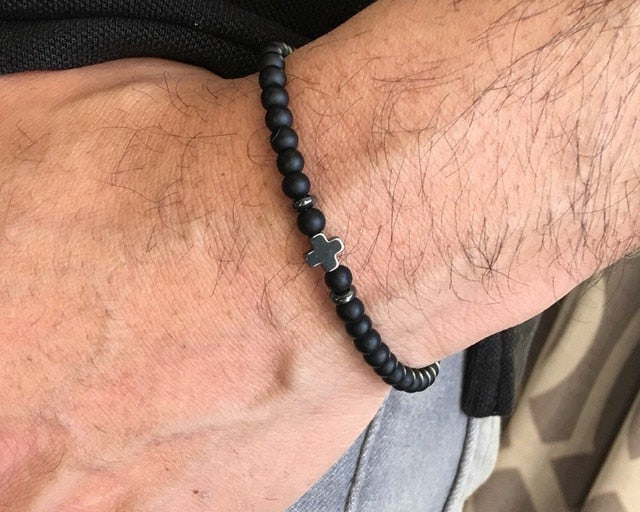 Pulsera con dije cruzado para hombre.