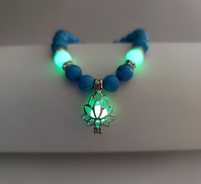 Pulsera de piedra natural que brilla en la oscuridad